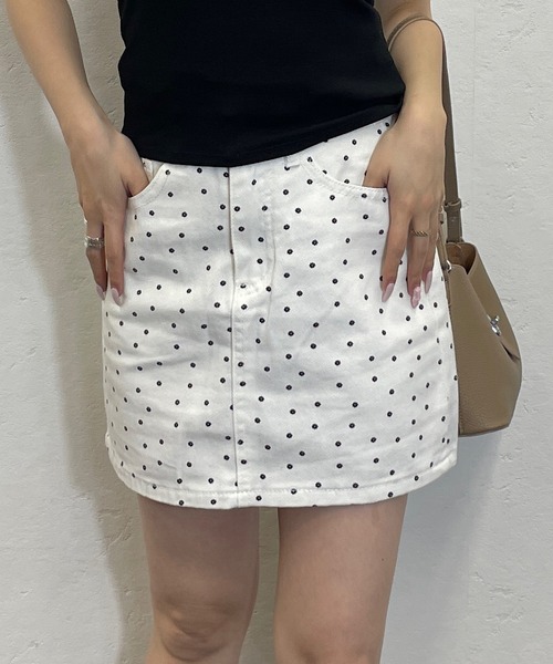 ROGER AND RAW(ロジャーアンドロウ)の「小花柄台形ミニスカート(スカート・レディース・ブラック/ホワイト・SMALL/MEDIUM)」の2枚目の写真