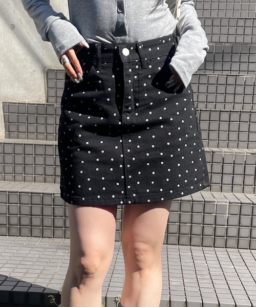 ROGER AND RAW(ロジャーアンドロウ)の「小花柄台形ミニスカート(スカート・レディース・ブラック/ホワイト・SMALL/MEDIUM)」の3枚目の写真
