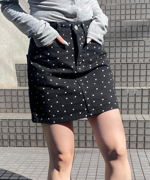 ROGER AND RAW(ロジャーアンドロウ)の「小花柄台形ミニスカート(スカート・レディース・ブラック/ホワイト・SMALL/MEDIUM)」の4枚目の写真
