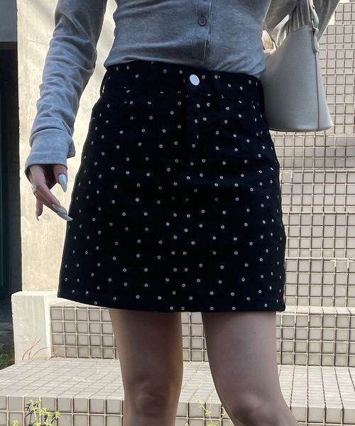 ROGER AND RAW(ロジャーアンドロウ)の「小花柄台形ミニスカート(スカート・レディース・ブラック/ホワイト・SMALL/MEDIUM)」の5枚目の写真