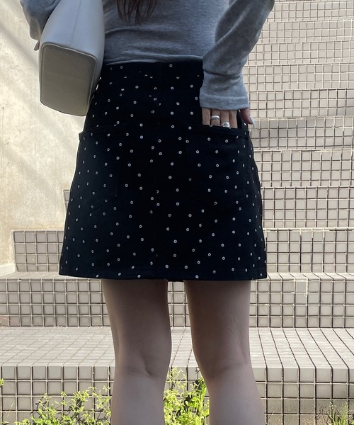 ROGER AND RAW(ロジャーアンドロウ)の「小花柄台形ミニスカート(スカート・レディース・ブラック/ホワイト・SMALL/MEDIUM)」の7枚目の写真