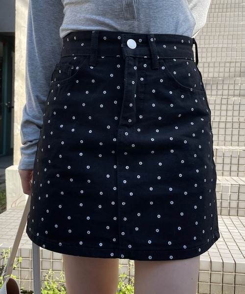 ROGER AND RAW(ロジャーアンドロウ)の「小花柄台形ミニスカート(スカート・レディース・ブラック/ホワイト・SMALL/MEDIUM)」の9枚目の写真