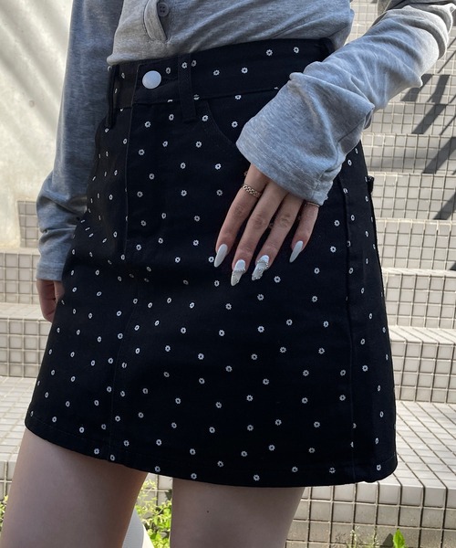 ROGER AND RAW(ロジャーアンドロウ)の「小花柄台形ミニスカート(スカート・レディース・ブラック/ホワイト・SMALL/MEDIUM)」の10枚目の写真