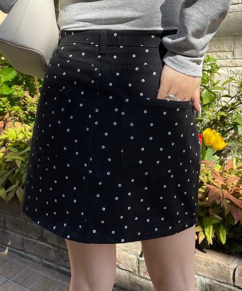 ROGER AND RAW(ロジャーアンドロウ)の「小花柄台形ミニスカート(スカート・レディース・ブラック/ホワイト・SMALL/MEDIUM)」の12枚目の写真