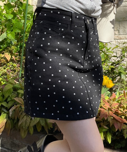 ROGER AND RAW(ロジャーアンドロウ)の「小花柄台形ミニスカート(スカート・レディース・ブラック/ホワイト・SMALL/MEDIUM)」の13枚目の写真