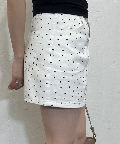 ROGER AND RAW(ロジャーアンドロウ)の「小花柄台形ミニスカート(スカート・レディース・ブラック/ホワイト・SMALL/MEDIUM)」の20枚目の写真