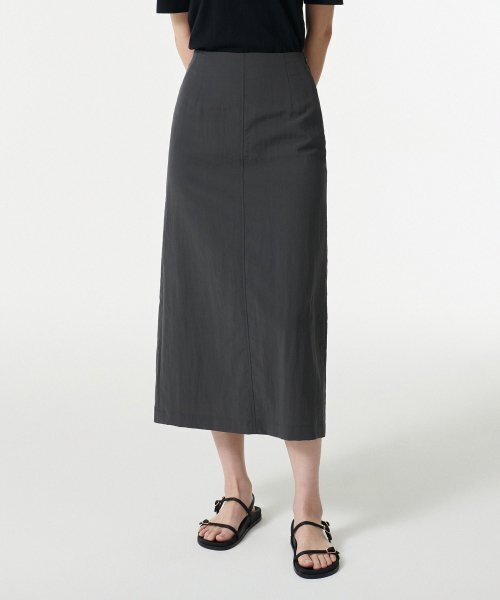 MUSINSA STANDARD WOMAN（ムシンサスタンダードウーマン）の「ウィメンズクリンクルロングスカート[グレー]（スカート・レディース・その他・SMALL/MEDIUM/LARGE/X-LARGE/X-SMALL）」の2枚目の写真