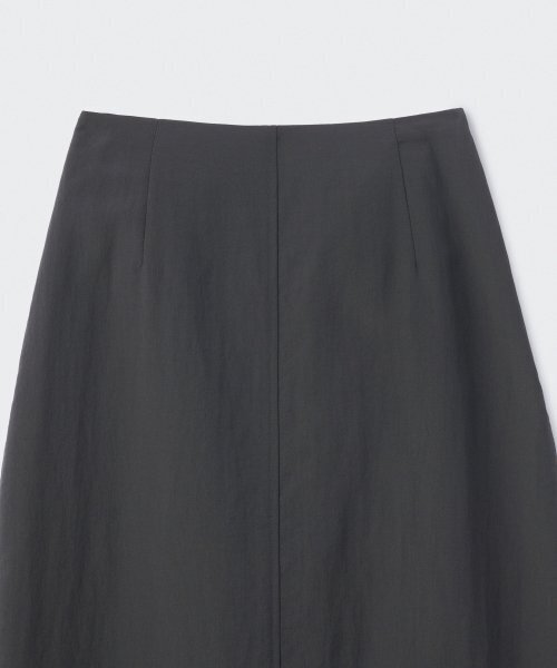MUSINSA STANDARD WOMAN（ムシンサスタンダードウーマン）の「ウィメンズクリンクルロングスカート[グレー]（スカート・レディース・その他・SMALL/MEDIUM/LARGE/X-LARGE/X-SMALL）」の4枚目の写真