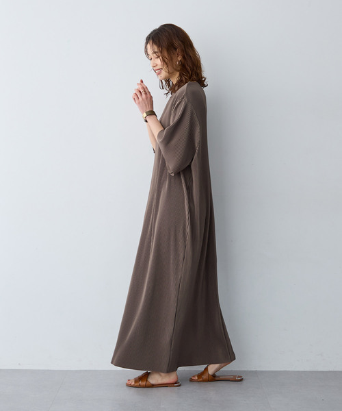 anyfee(エニフィー)の「【anyfee/大きいサイズ】セルフカットプリーツボトルネックワンピース(2026SS)(ワンピース・レディース・ブルー/ブラック/モカ・4L/LL/3L/5L)」の11枚目の写真