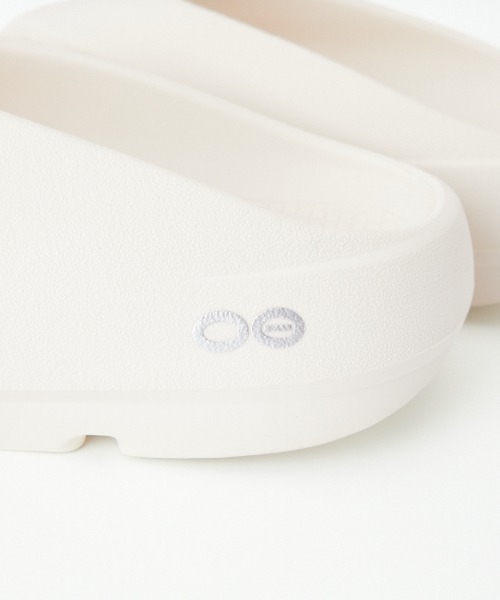 OOFOS（ウーフォス）の「[OOFOS/ウーフォス] OORIGINAL PLUS リカバリーサンダル（サンダル・レディース・オフホワイト/ブラック・7/9/4/5/6/8）」の18枚目の写真