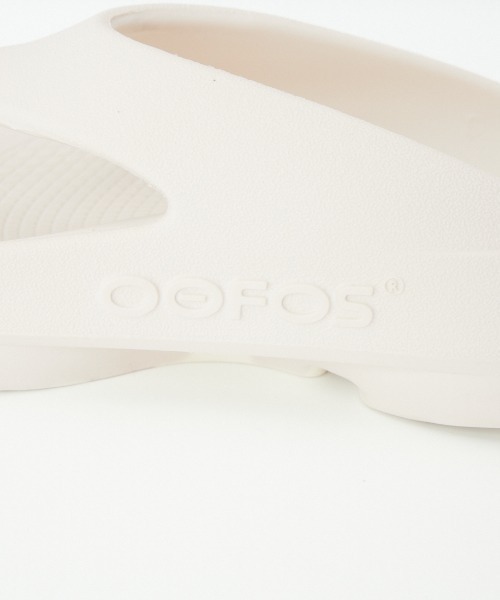 OOFOS（ウーフォス）の「[OOFOS/ウーフォス] OORIGINAL PLUS リカバリーサンダル（サンダル・レディース・オフホワイト/ブラック・7/9/4/5/6/8）」の19枚目の写真