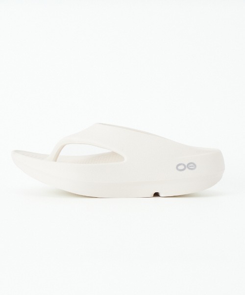 OOFOS（ウーフォス）の「[OOFOS/ウーフォス] OORIGINAL PLUS リカバリーサンダル（サンダル・レディース・オフホワイト/ブラック・7/9/4/5/6/8）」の17枚目の写真