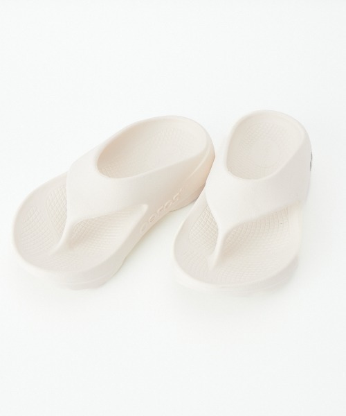 OOFOS（ウーフォス）の「[OOFOS/ウーフォス] OORIGINAL PLUS リカバリーサンダル（サンダル・レディース・オフホワイト/ブラック・7/9/4/5/6/8）」の16枚目の写真