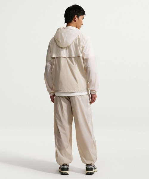 NIKE(ナイキ)の「ナイキ ウィンドランナー メンズ アンラインド フルジップ UV ジャケット / Nike Windrunner Men's Unlined Full-Zip UV Jacket IO9628-104 Light Orewood Brown(ナイロンジャケット・メンズ・ブラウン系その他・XL/S/M/L/2XL)」の3枚目の写真