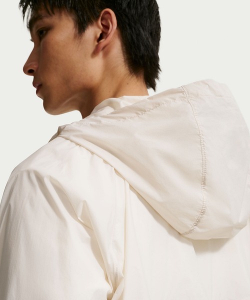 NIKE(ナイキ)の「ナイキ ウィンドランナー メンズ アンラインド フルジップ UV ジャケット / Nike Windrunner Men's Unlined Full-Zip UV Jacket IO9628-104 Light Orewood Brown(ナイロンジャケット・メンズ・ブラウン系その他・XL/S/M/L/2XL)」の4枚目の写真