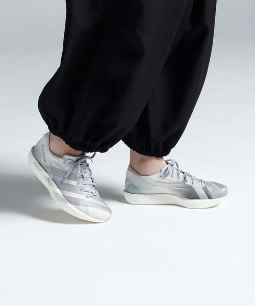 Y-3(ワイスリー)の「Y-3 ADIOS 9(スニーカー・メンズ・ホワイト×ライトグレー・26.0cm/25.5cm/28.5cm/28.0cm/27.5cm/27.0cm/26.5cm)」の1枚目の写真