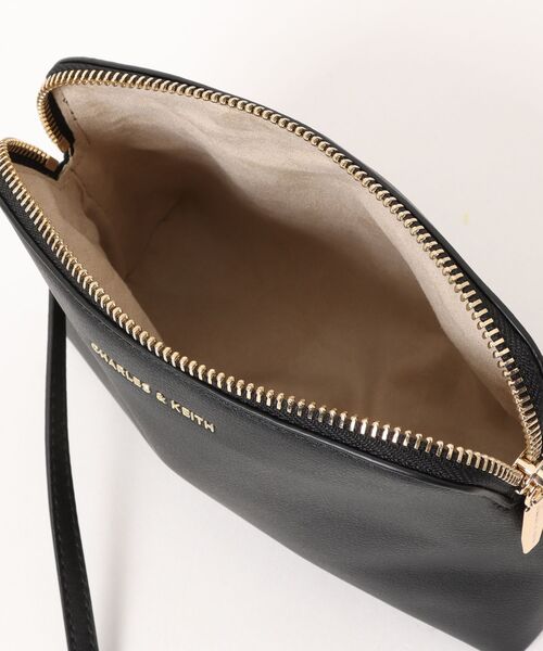 CHARLES & KEITH(チャールズ & キース)の「Aislin アシュリン ホーボーバッグ(ショルダーバッグ・レディース・ブラック・L)」の6枚目の写真