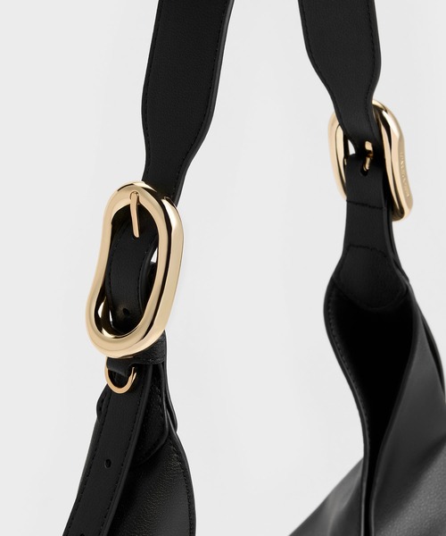 CHARLES & KEITH(チャールズ & キース)の「Aislin アシュリン ホーボーバッグ(ショルダーバッグ・レディース・ブラック・L)」の3枚目の写真