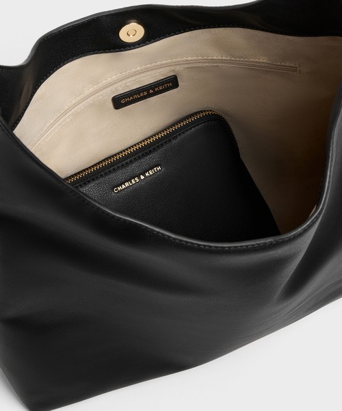 CHARLES & KEITH(チャールズ & キース)の「Aislin アシュリン ホーボーバッグ(ショルダーバッグ・レディース・ブラック・L)」の4枚目の写真
