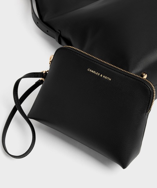 CHARLES & KEITH(チャールズ & キース)の「Aislin アシュリン ホーボーバッグ(ショルダーバッグ・レディース・ブラック・L)」の5枚目の写真