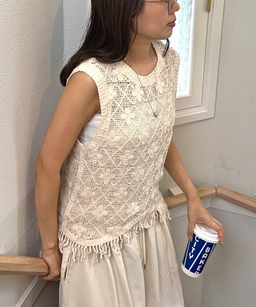 ISOOK(アイスー)の「【ISOOK / アイスー】花柄クロシェアシンメトリーベスト / 透かし編みニット かぎ編み ニットベスト 花柄 フラワーモチーフ アシンメトリー レイヤード 夏ベスト ZOZOTOWN限定(ベスト・レディース・ベージュ・FREE)」の19枚目の写真