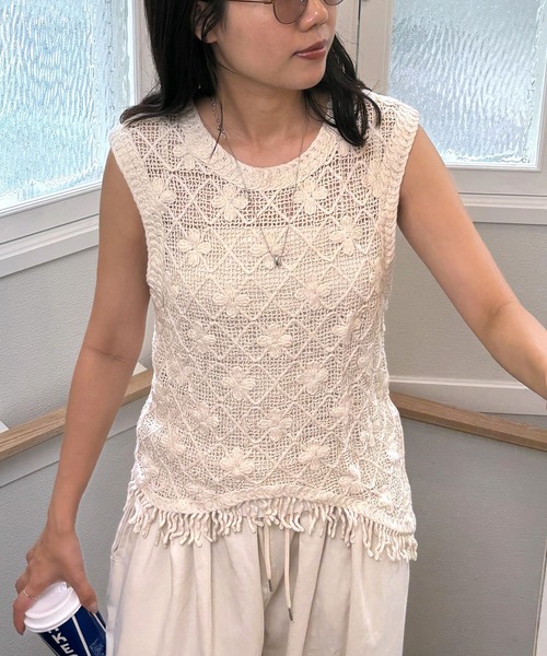 ISOOK(アイスー)の「【ISOOK / アイスー】花柄クロシェアシンメトリーベスト / 透かし編みニット かぎ編み ニットベスト 花柄 フラワーモチーフ アシンメトリー レイヤード 夏ベスト ZOZOTOWN限定(ベスト・レディース・ベージュ・FREE)」の2枚目の写真