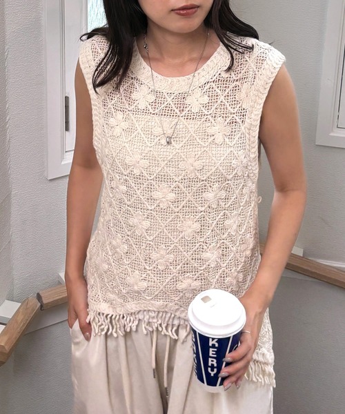 ISOOK(アイスー)の「【ISOOK / アイスー】花柄クロシェアシンメトリーベスト / 透かし編みニット かぎ編み ニットベスト 花柄 フラワーモチーフ アシンメトリー レイヤード 夏ベスト ZOZOTOWN限定(ベスト・レディース・ベージュ・FREE)」の3枚目の写真