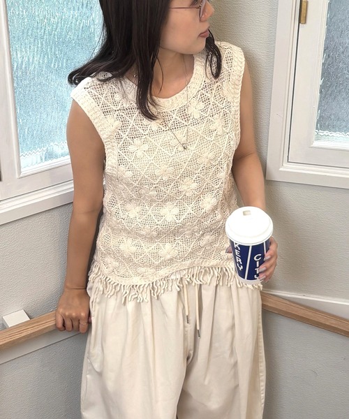 ISOOK(アイスー)の「【ISOOK / アイスー】花柄クロシェアシンメトリーベスト / 透かし編みニット かぎ編み ニットベスト 花柄 フラワーモチーフ アシンメトリー レイヤード 夏ベスト ZOZOTOWN限定(ベスト・レディース・ベージュ・FREE)」の4枚目の写真