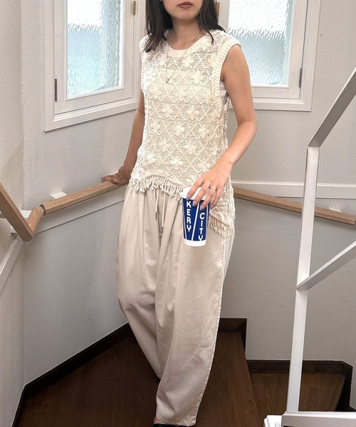 ISOOK(アイスー)の「【ISOOK / アイスー】花柄クロシェアシンメトリーベスト / 透かし編みニット かぎ編み ニットベスト 花柄 フラワーモチーフ アシンメトリー レイヤード 夏ベスト ZOZOTOWN限定(ベスト・レディース・ベージュ・FREE)」の11枚目の写真
