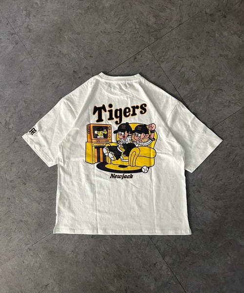 ATMARK(アットマーク)の「<4サイズ展開 / ユニセックス>NEW JACK×プロ野球コラボレーションTシャツ NPB オーバーサイズ(Tシャツ/カットソー・メンズ・ブラック系2/ブラック系1/ホワイト系1/ホワイト系5/ホワイト系3/ホワイト系2/ブラック系4・S/150/L/M)」の1枚目の写真