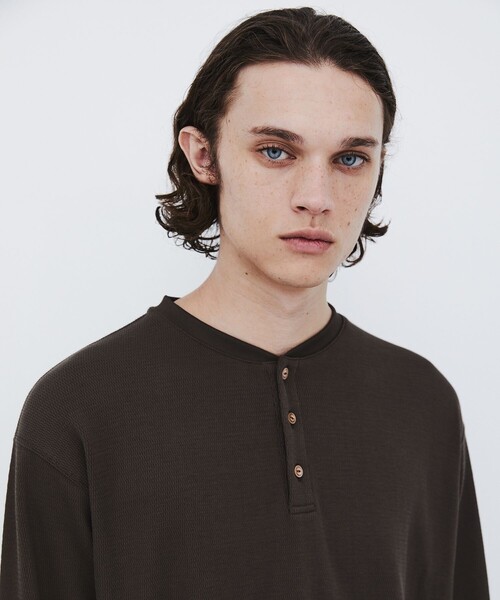 UNITED TOKYO(ユナイテッドトウキョウ)の「【幻のコットン】SEA ISLAND COTTON THERMAL HENRY LSTEE |ヘンリー/高級コットン/ヨレ防止/シワ防止/洗える/耐久性/長年着用可能(Tシャツ/カットソー・メンズ・グレイッシュベージュ/ブラック/ダークグレー/オフホワイト・1/2)」の14枚目の写真