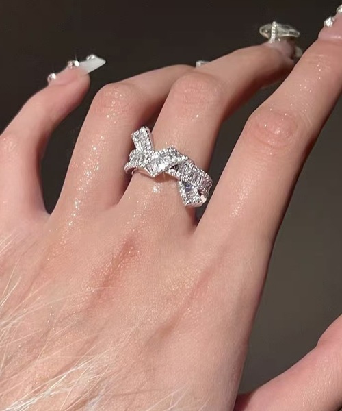 DiamondHearts(ダイヤモンドハーツ)の「ノット リボン パヴェリング(リング・レディース・シルバー・FREE)」の2枚目の写真