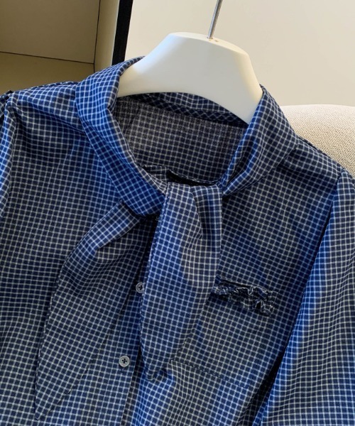 LUCPY（ラクピー）の「ビッグボウタイシャツブラウス（シャツ/ブラウス・レディース・ホワイト/ブルー・SMALL/X-LARGE/LARGE/MEDIUM）」の4枚目の写真