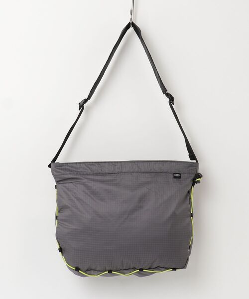 KEEN(キーン)の「NYLON BUNGEE SHOULDER / ナイロン バンジー ショルダー(ショルダーバッグ・レディース・グレー・OS)」の1枚目の写真