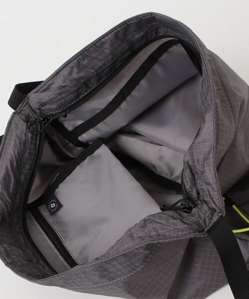 KEEN(キーン)の「NYLON BUNGEE SHOULDER / ナイロン バンジー ショルダー(ショルダーバッグ・レディース・グレー・OS)」の4枚目の写真