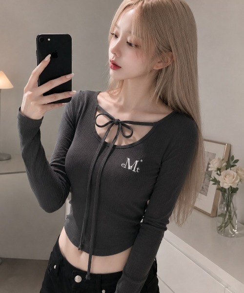 MUCENT(ムセント)の「A'GEM/9 × .kom 『MUCENT/ムセント』 VERION STRAP RIBBON LONG SLEEVE TEE/VERION ストラップリボン長袖Tシャツ(Tシャツ/カットソー・レディース・ベージュ/ホワイト/チャコールグレー・FREE)」の1枚目の写真