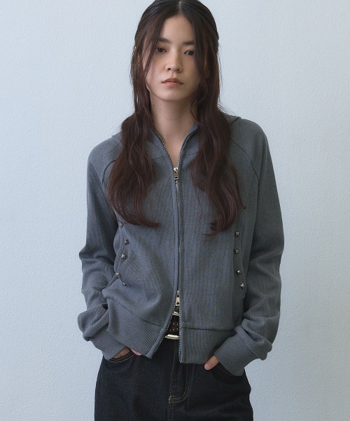 Clum(クルム)の「stud detail double zip hoodie / スタッズデザインダブルジップパーカー(マウンテンパーカー・レディース・グレー・FREE)」の2枚目の写真
