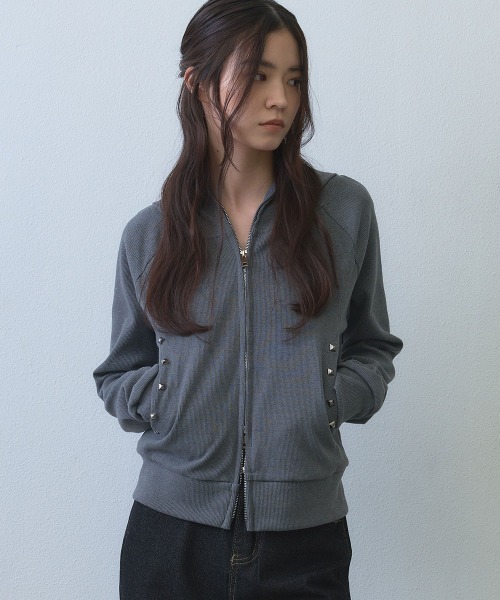 Clum(クルム)の「stud detail double zip hoodie / スタッズデザインダブルジップパーカー(マウンテンパーカー・レディース・グレー・FREE)」の3枚目の写真