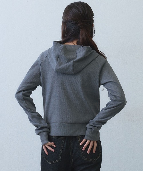 Clum(クルム)の「stud detail double zip hoodie / スタッズデザインダブルジップパーカー(マウンテンパーカー・レディース・グレー・FREE)」の4枚目の写真