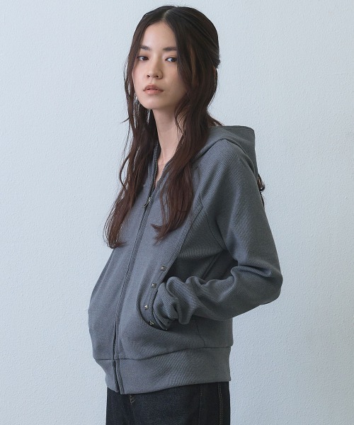 Clum(クルム)の「stud detail double zip hoodie / スタッズデザインダブルジップパーカー(マウンテンパーカー・レディース・グレー・FREE)」の5枚目の写真
