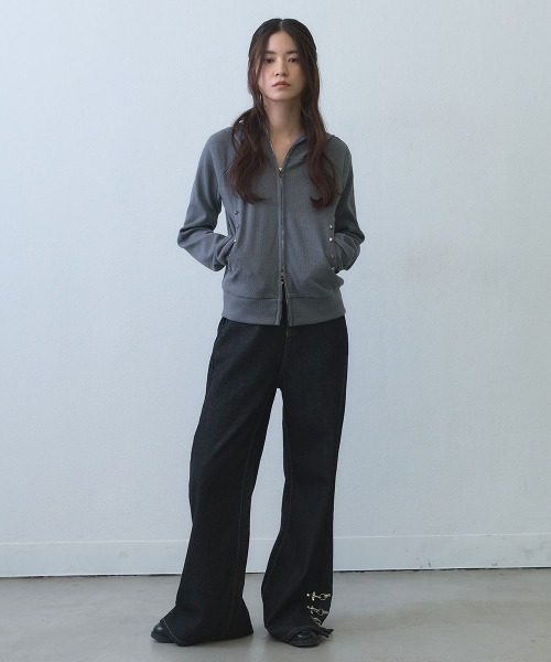 Clum(クルム)の「stud detail double zip hoodie / スタッズデザインダブルジップパーカー(マウンテンパーカー・レディース・グレー・FREE)」の7枚目の写真
