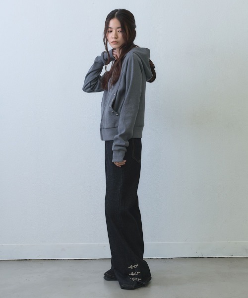 Clum(クルム)の「stud detail double zip hoodie / スタッズデザインダブルジップパーカー(マウンテンパーカー・レディース・グレー・FREE)」の8枚目の写真