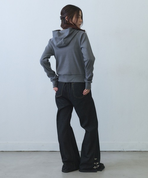 Clum(クルム)の「stud detail double zip hoodie / スタッズデザインダブルジップパーカー(マウンテンパーカー・レディース・グレー・FREE)」の9枚目の写真