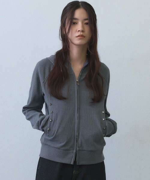 Clum(クルム)の「stud detail double zip hoodie / スタッズデザインダブルジップパーカー(マウンテンパーカー・レディース・グレー・FREE)」の10枚目の写真