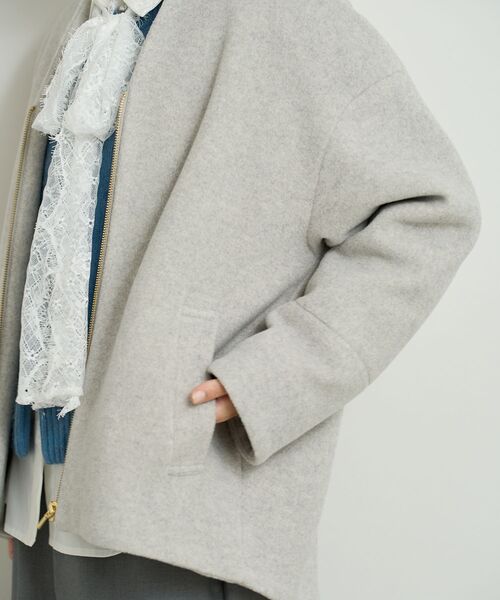 le.coeur blanc(ルクールブラン)の「ノーカラージップミドルコート(ノーカラーコート・レディース・チャコールグレー/ライトグレー/サックスブルー・38)」の5枚目の写真