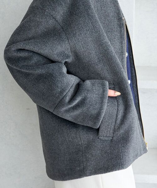 le.coeur blanc(ルクールブラン)の「ノーカラージップミドルコート(ノーカラーコート・レディース・チャコールグレー/ライトグレー/サックスブルー・38)」の22枚目の写真