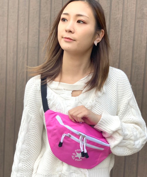 CONVERSE（コンバース）の「CONVERSE　PRINT LOGO WAIST BAG（ボディバッグ/ウエストポーチ・メンズ・ブラック/ネイビー/ゴールド/グリーン/ブルー/ピンク・FREE）」の5枚目の写真