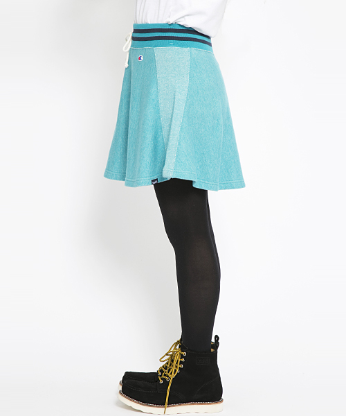 Champion（チャンピオン）の「X-girl×CHAMPION REVERSE WEAVE(R) FLARED SKIRT（スカート・レディース・アッシュ/ブルー/ブラック・2/1）」の4枚目の写真