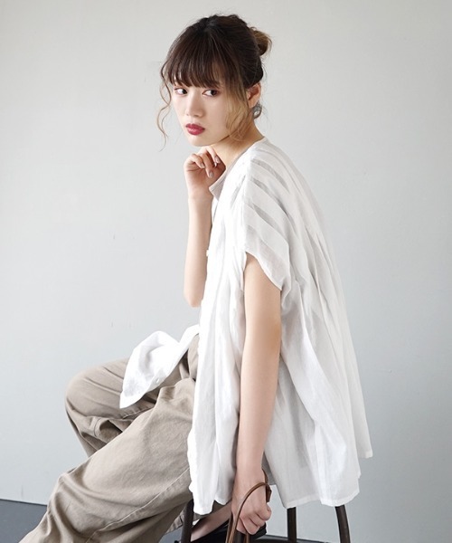 zootie(ズーティー)の「コットンガーゼ 袖タック ボクシーブラウス(シャツ/ブラウス・レディース・ホワイト/ブラック/ネイビー/ピンク/モカ/グレイッシュブルー/ミント/マスタード/ブラウン/ライトグリーン/ダークパープル/ブラック系その他・フリー)」の2枚目の写真