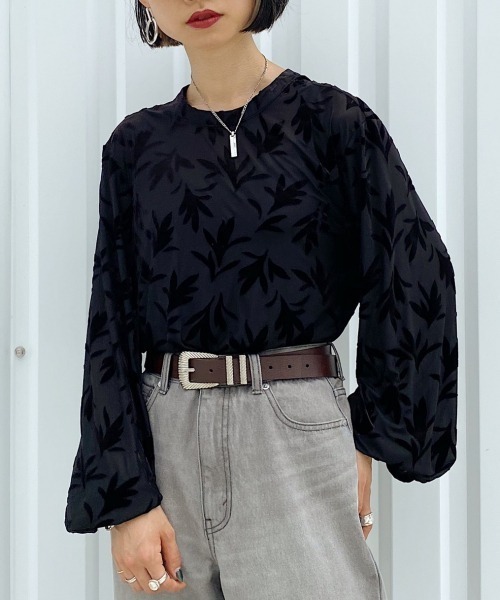 PAGEBOY（ページボーイ）の「オパールリーフハイネックブラウス（シャツ/ブラウス・レディース・ブラック/オフホワイト・FREE）」の2枚目の写真